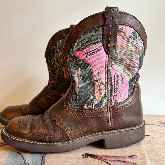 Justin Boots Gypsy Pink Camo Aged Bark Leather/Canvas - Picture 2 of 6